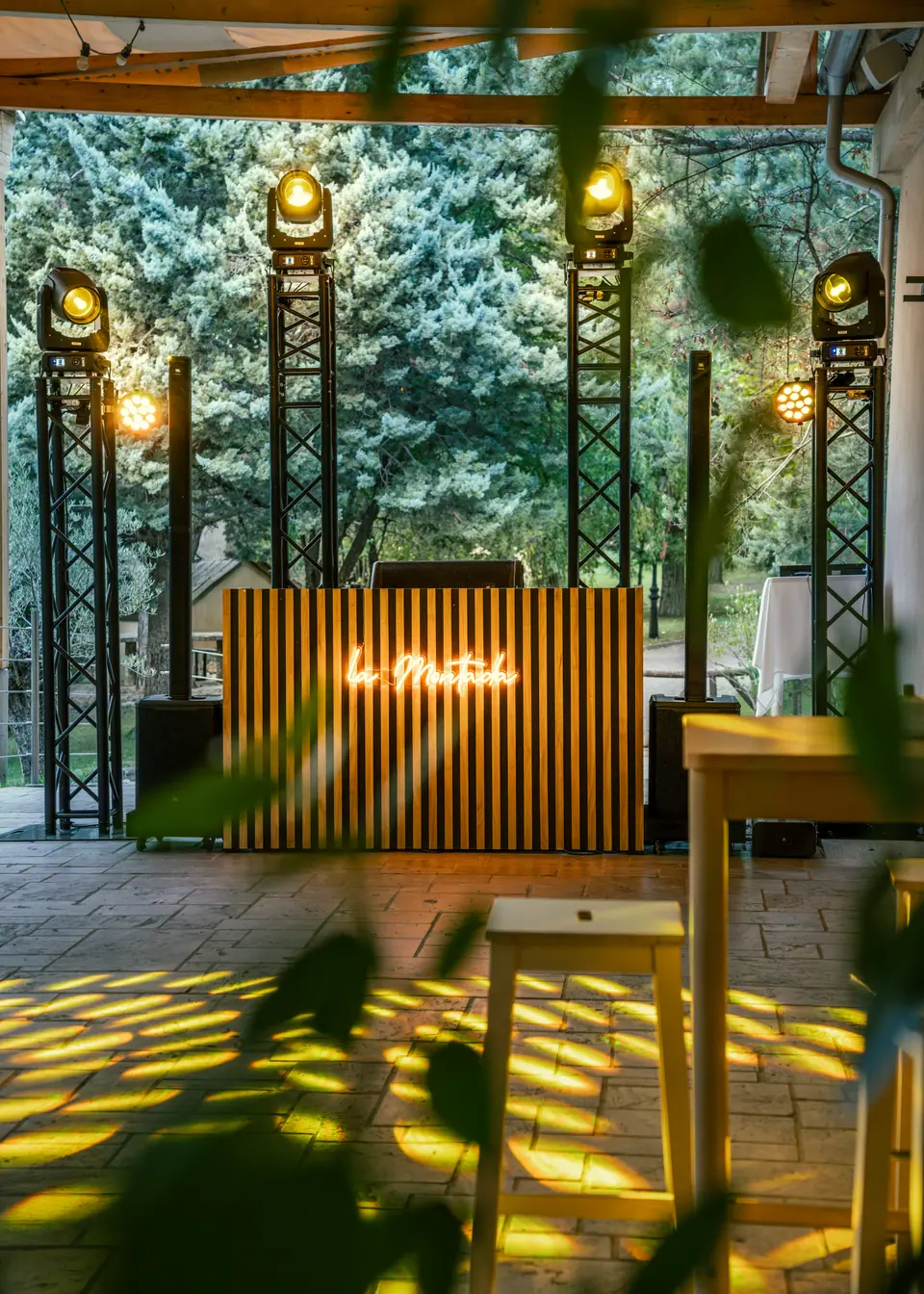Altavoces y luces colgantes iluminados en la noche, estructura de sonido profesional del evento.