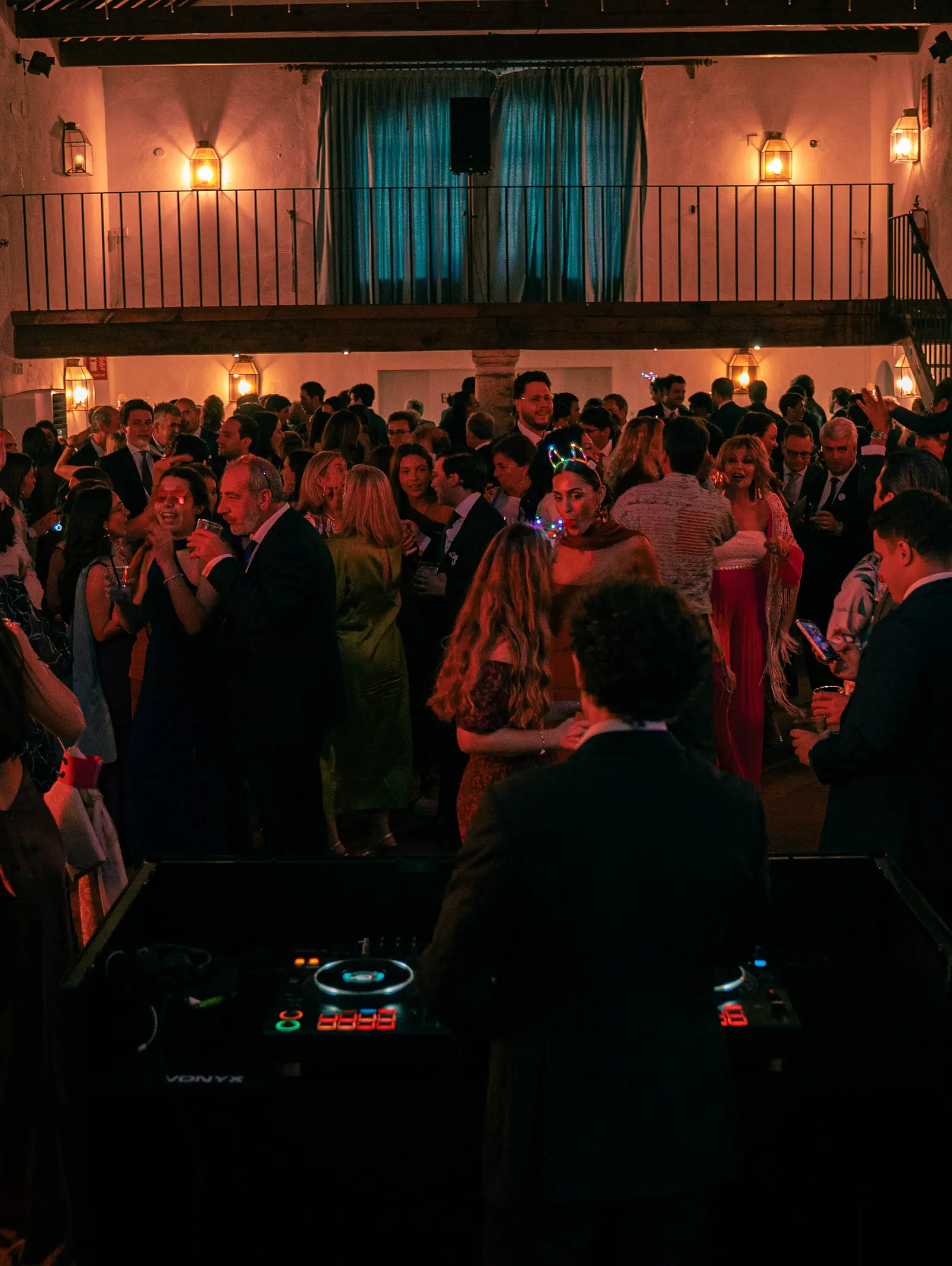 Recepción de boda en salón decorado con iluminación cálida y columnas arquitectónicas elegantes