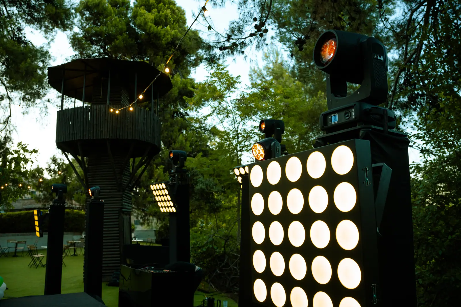 Estructura de LED iluminada en la finca, montaje de escenario nocturno